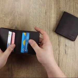 Выкройка тонкого кожаного кошелька с двумя складками для карт.