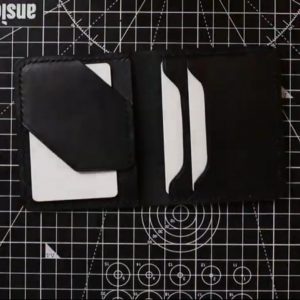 Выкройка кожаной визитницы с различными вариантами дизайна на белом фоне.