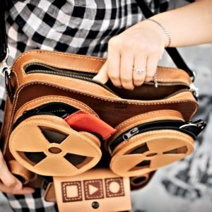 Выкройка кожаной сумки в форме катушечного магнитофона.