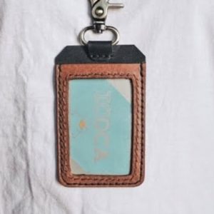 Выкройка кожаного чехла для пропуска на белом фоне.