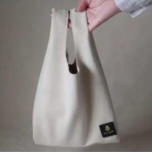 Выкройка кожаной сумки-ведра в виде пакета на светлом фоне.