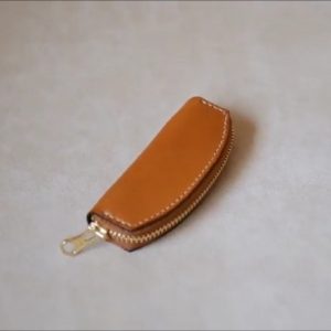 Выкройка маленького кожаного кошелька с молнией для монет.