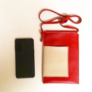 Выкройка кожаного кошелька для смартфона на белом фоне.