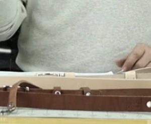 Выкройка разгрузки кожи для фотографа, показанная в виде чертежа с размерами и линиями сгиба.