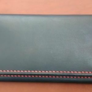 Модель длинного кожаного кошелька с кнопкой.