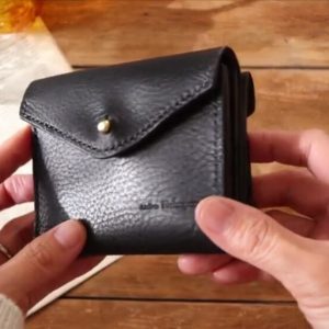 Выкройка кожаного кошелька на кнопке с четко обозначенными линиями и секциями.