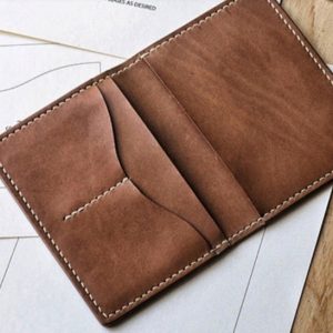 Выкройка стильного кожаного дорожного кошелька с карманом для паспорта.