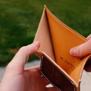 Выкройка классического кожаного кошелька с двумя сложениями и карманом для монет.