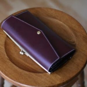 Выкройка кожаного женского кошелька в формате удлиненного клатча с несколькими отделениями.