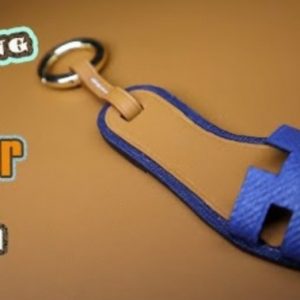 Выкройка кожаного брелока в форме тапочек.