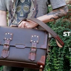 Кожаный портфель в стиле стимпанк, подходящий для ноутбука и фотоаппарата.