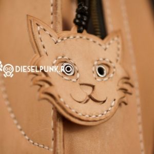 Выкройка кожаного кулона-брелка для сумки в виде головы кота.