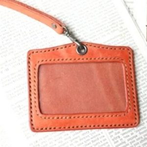 Выкройка кожаного чехла для бейджа с прозрачным окном для карточки.