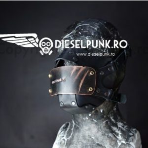 Кожаная маска с узором в виде короны в стиле панк.