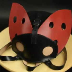 Выкройка для маленького кожаного рюкзака в форме жука.