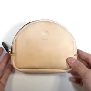 Кожаный органайзер с застежкой-молнией.