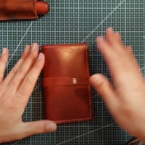 Выкройка кожаной обложки для маленького блокнота.