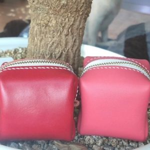 Выкройка маленького кожаного органайзера на молнии для косметики с инструкцией по сборке.