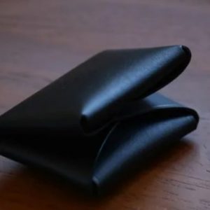 Кожаный бумажник для монет без швов.