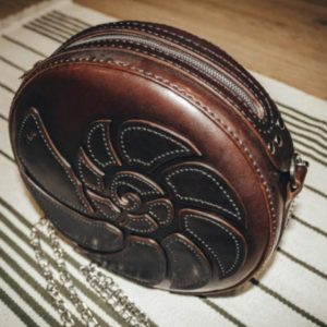 Выкройка круглой кожаной женской сумочки с аппликацией из ракушек.