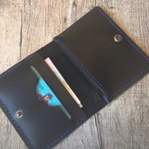 Выкройка минималистичного кожаного кошелька для карточек на молнии.