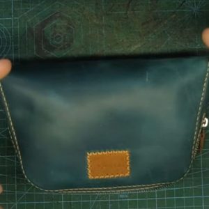 Выкройка кожаной косметички для косметики на белом фоне.