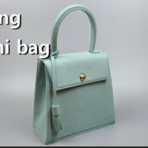 Выкройка нежной женской мини-сумочки из кожи с указанием контура и деталей.