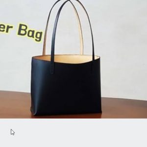 Кожаная женская сумка-шоппер с узором.