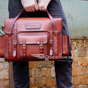 Выкройка большой кожаной сумки с длинными ручками и боковыми карманами на белом фоне.