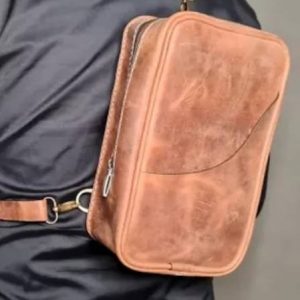 Выкройка кожаного рюкзака через плечо с одной лямкой.