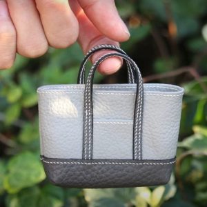 Выкройка игрушечной кожаной сумочки-шопера для брелока или куклы.