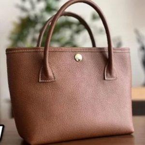 Маленькая кожаная сумка Tote с узором, выполненная в виде мини-шопера.