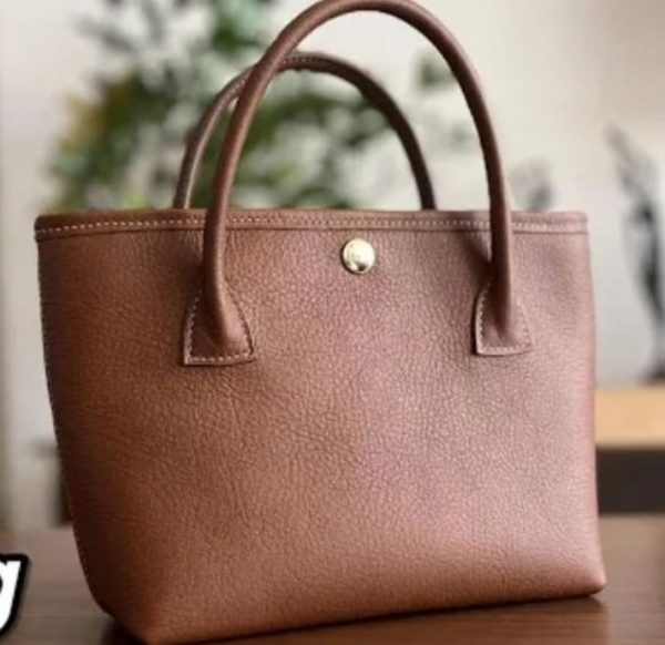 Маленькая кожаная сумка Tote с узором, выполненная в виде мини-шопера.