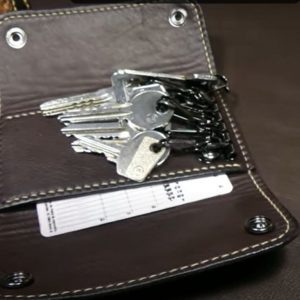 Выкройка кожаной ключницы на пуговицах с кармашком для банковской карты.