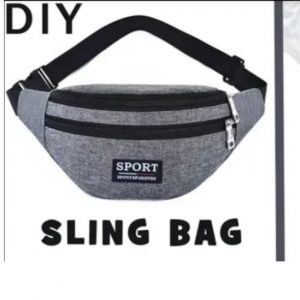 Поясная сумка через плечо из ткани с узором и двумя внешними отделениями на молнии.