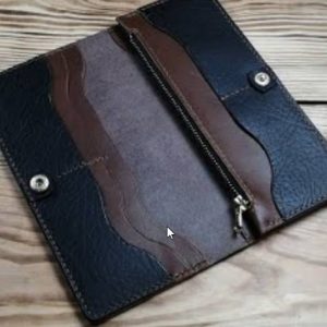 Выкройка кожаного изделия длиной с пуговицей и отделением на молнии