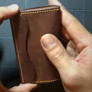 Выкройка небольшой кожаной ключницы с пуговицей и кармашком для мелочи.