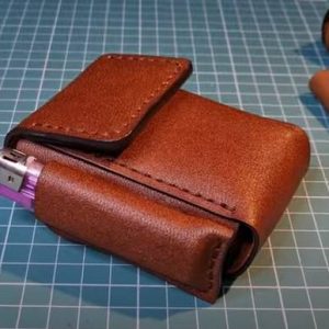 Выкройка небольшой сумочки-органайзера для пачки сигарет и зажигалки из кожи.