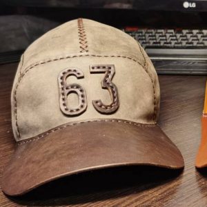 Выкройка кожаной бейсболки с номером 63.