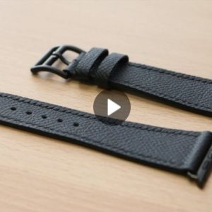 Выкройка кожаного ремешка для Apple Watch 45 мм с инструкцией по сборке на белом фоне.