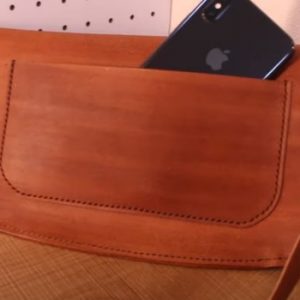 Выкройка кожаной сумки через плечо в форме банана.