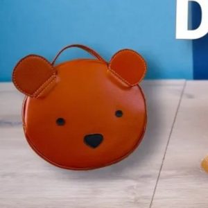 Выкройка для маленького детского рюкзака с изображением мишки и ссылкой на видеоинструкцию по сборке.