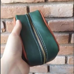 Выкройка кожаного нессера на молнии для косметики и гигиенических принадлежностей.