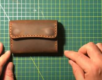 Выкройка кожаного кошелька с застежкой на пуговицах.