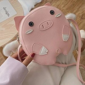 Выкройка милой небольшой кожаной сумки в виде свинки.