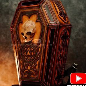 Выкройка кожаного рюкзака в форме гроба с изображением черепа.