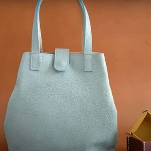 Выкройка для женской кожаной сумки с простым дизайном.