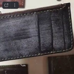 Выкройка для пошива компактного кошелька с карманами для карточек и молнией.