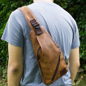 Сумка-слинг из ткани с узором или экокожи, с одним ремнем.