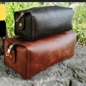 Выкройка компактного прямоугольного кожаного футляра для косметики или туалетных принадлежностей.